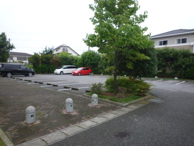 マノワール井野の駐車場