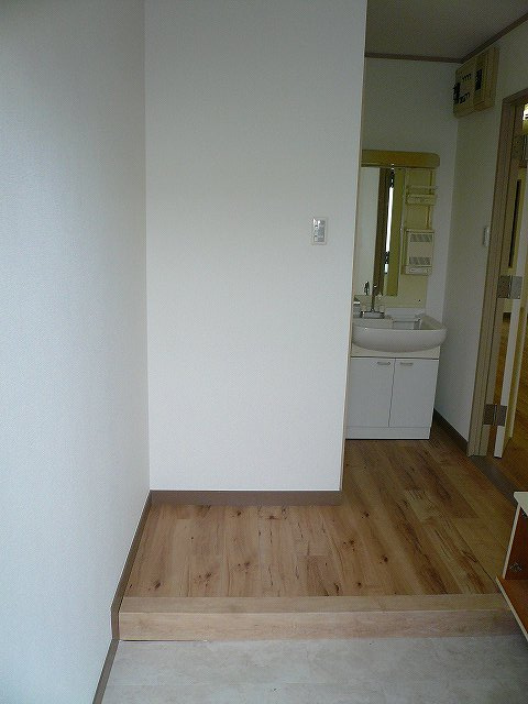 エイシン山王ビルの玄関