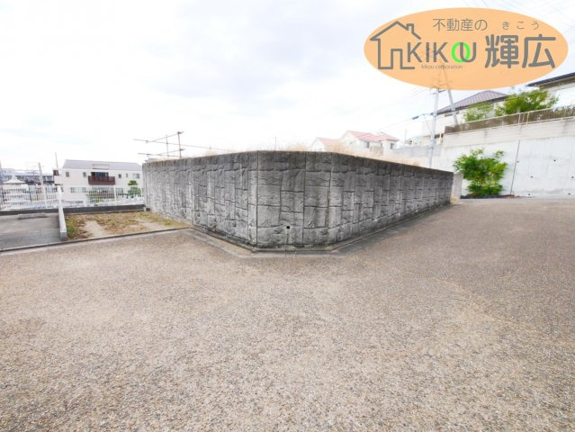 明石市魚住町錦が丘3丁目　土地の前面道路含む現地写真|隣の住宅と隣接することはありません。