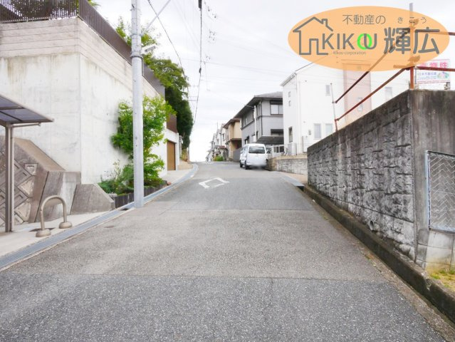 明石市魚住町錦が丘3丁目　土地の前面道路含む現地写真|近隣は閑静な住宅地です。
