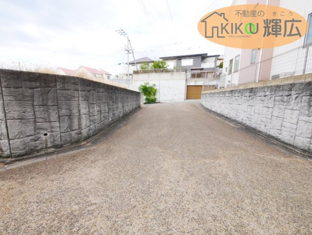 【周辺】 | 明石市魚住町錦が丘3丁目　土地 | 前面道路も広々としており、運転が苦手な方でも安心です。