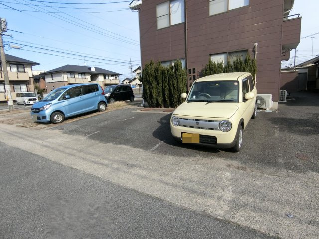 コーポROROの駐車場