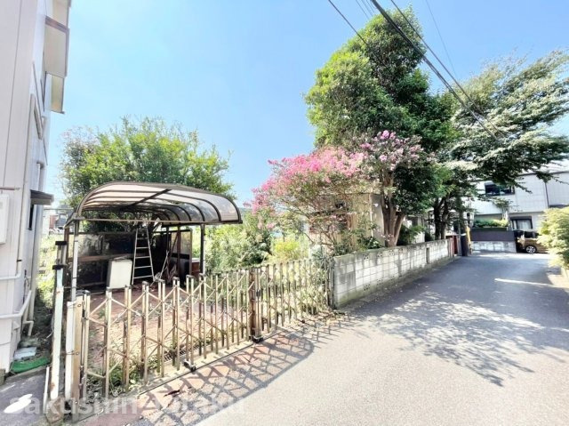 鷺沼２丁目　売地の外観|京成津田沼駅徒歩８分　新津田沼駅徒歩１７分　JR津田沼駅徒歩１９分　第一種住居地域　建ぺい率・容積率：６０％・１６０％　がけ条例　水道引込費用かかります。