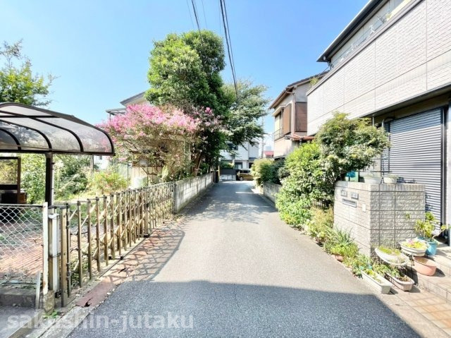 鷺沼２丁目　売地の前面道路含む現地写真|京成津田沼駅徒歩８分　新津田沼駅徒歩１７分　JR津田沼駅徒歩１９分　第一種住居地域　建ぺい率・容積率：６０％・１６０％　がけ条例　水道引込費用かかります。