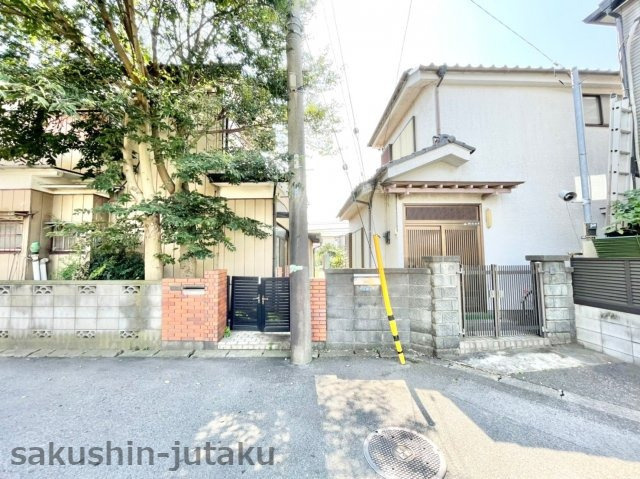 鷺沼２丁目　売地の前面道路含む現地写真|京成津田沼駅徒歩８分　新津田沼駅徒歩１７分　JR津田沼駅徒歩１９分　第一種住居地域　建ぺい率・容積率：６０％・１６０％　がけ条例　水道引込費用かかります。