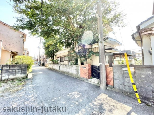 鷺沼２丁目　売地の前面道路含む現地写真|京成津田沼駅徒歩８分　新津田沼駅徒歩１７分　JR津田沼駅徒歩１９分　第一種住居地域　建ぺい率・容積率：６０％・１６０％　がけ条例　水道引込費用かかります。