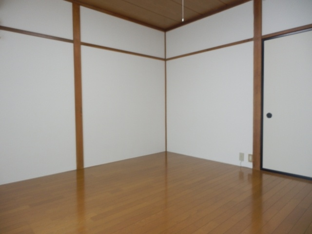 サンハイム荒楯の洋室