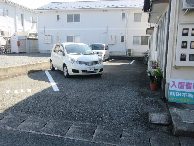 サンハイム荒楯の駐車場