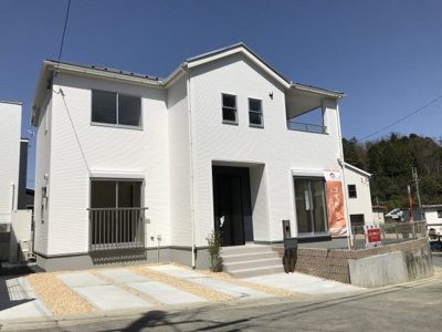 【外観】 | 大津市清風町34-12　新築戸建 | 白が印象的な外観