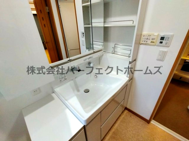 西禁野2丁目戸建　賃貸の洗面所|独立洗面台あり、毎朝おしゃれに忙しい女性の方におすすめです