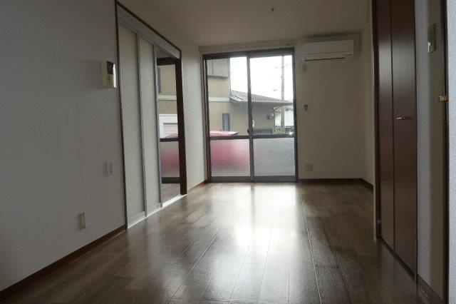 プリンス大島の居間・リビング