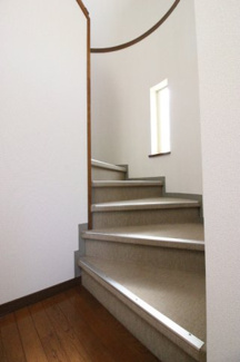 【内装】 | 丸みを帯びた室内階段　おしゃれな内装です