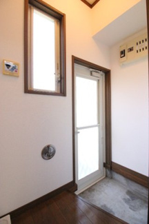 【内装】 | キッチン脇に勝手口と洗濯機置場があり、買物した荷物の運び込みやごみ捨てなどにとても便利です