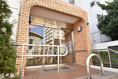 【エントランス】 | エクレール清瀬 | シンプルながら、それでいて雨対策もシッカリと考えられたエントランス。