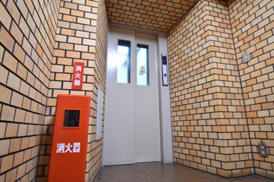 【その他共用部分】 | エクレール清瀬 | ベビーカーも楽に入れるエレベーター完備。荷物の多いママにも安心ですね。