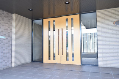 【エントランス】 | ハイホーム立川錦町弐番館 | シンプルながら、それでいて雨対策もシッカリと考えられたエントランス。マンション全体の雰囲気がワンランクアップ。