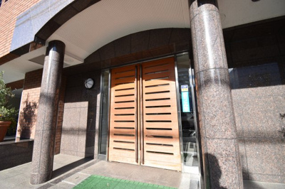 【エントランス】 | ラ・ベルドゥーレ田無 | 管理体制の良好さが分かる、手入れの行き届いたエントランス。マンション全体の雰囲気がワンランクアップ。