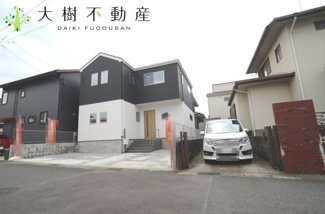 【前面道路含む現地写真】 | 前面道路約5.5ｍあるので駐車も楽々♪