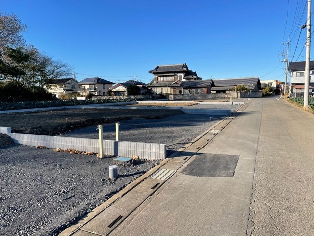 上里町七本木第3（全4棟）1号棟の前面道路含む現地写真|2021.12撮影