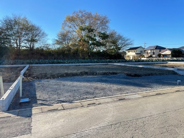 上里町七本木第3（全4棟）1号棟の前面道路含む現地写真|2021.12撮影