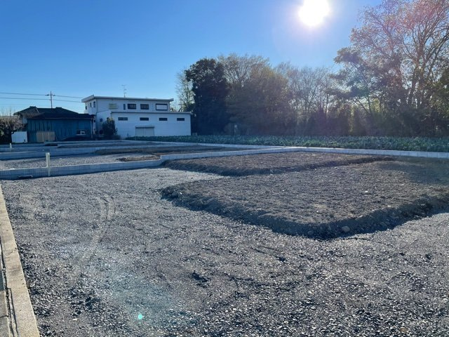 上里町七本木第3（全4棟）1号棟の前面道路含む現地写真|2021.12撮影