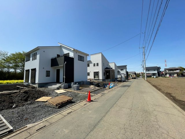 上里町七本木第3（全4棟）4号棟の前面道路含む現地写真|2021.12撮影