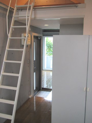 【玄関】 | マイホーム国立 | ※違う号室の写真となります。1階はロフト無