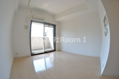 【居間・リビング】 | アーバンフラッツ上町 | 広々とした洋室です