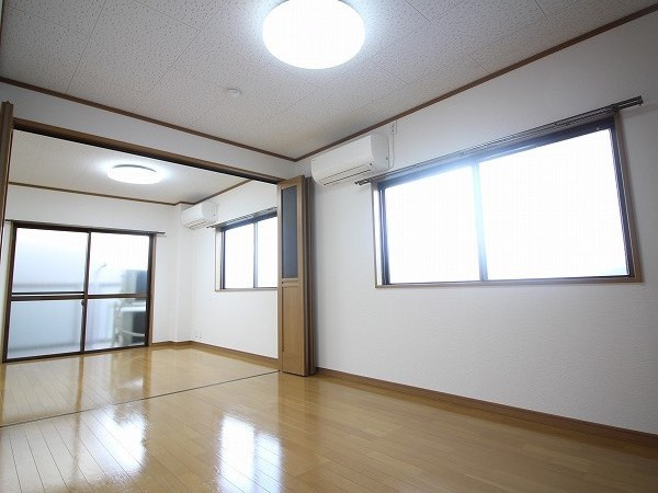 ハイツ中川の洋室