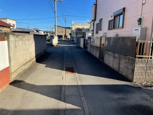 上里町神保原町　中古一戸建て住宅の前面道路含む現地写真|前面道路含む現地写真です