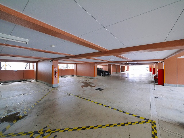 シティパレス富雄北の駐車場|駐車スペースもあります