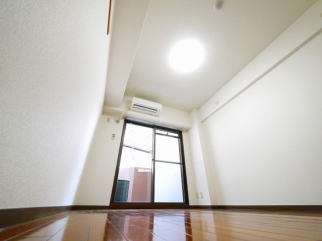 シティパレス富雄北の寝室|広くて明るい寝室