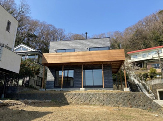 【外観】 | 緑の中に静かに佇むスタイリッシュな家