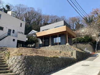 【外観】 | 高台に立地した開放的な住空間です。