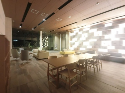 【その他共用部分】 | プレミスト東林間 さくら通り | 夜の共用スペース