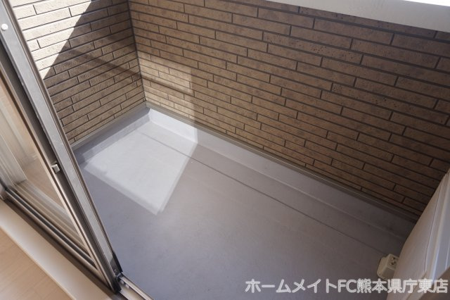 熊本市中央区出水８丁目のアパートのバルコニー