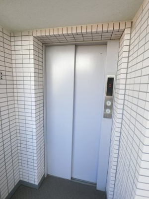【その他共用部分】 | 【売主直売】シャルマン横浜中山 | お買い物時やベビーカーの出し入れに便利なエレベーター付です。