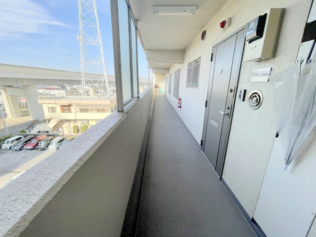 メゾンパーク南八潮のその他共用部分|玄関前の外廊下です。