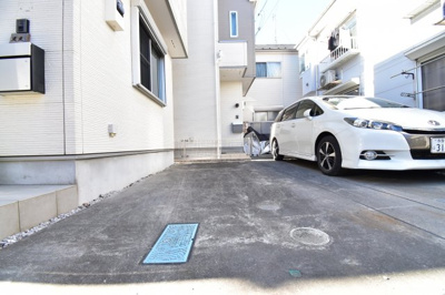 【駐車場】 | 学園東町一丁目　一戸建住宅 | 玄関横の駐車スペースは買い物帰りで荷物が多くても楽ですね。前面道路も広いので車庫入れもしやすいです。