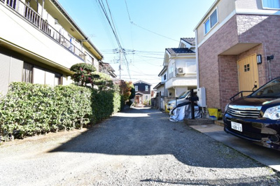 【前面道路含む現地写真】 | 学園東町一丁目　一戸建住宅 | 前面道路は閑静な住宅地の通りとなるため、車通りは多くありません。 安心して車庫入れ可能。
