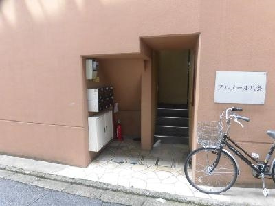 アルメール八条のエントランス