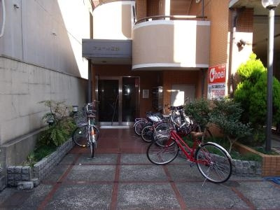 アムール五条の駐車場|エントランス