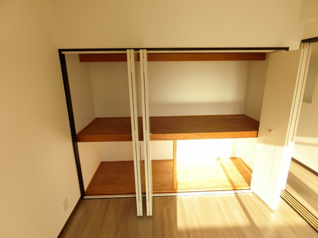 ヴィハーラ仲本の収納|別部屋の類似写真