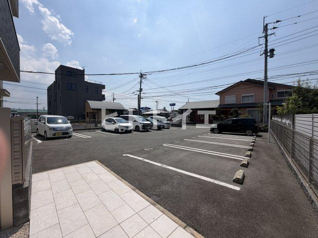 D-room ホワイトフォレストの駐車場