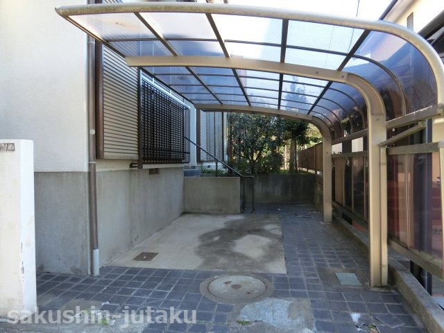 勝田台南３丁目　中古戸建の駐車場|カーポート屋根あり