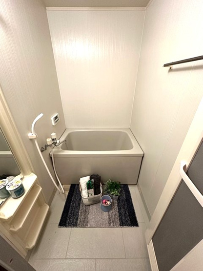 【トイレ】 | ライリッヒ・フーガ | 人気のシャワートイレ・バストイレ別です♪横にはタオルを掛けられるハンガーもあります♪トイレが独立していると使いやすいですよね☆