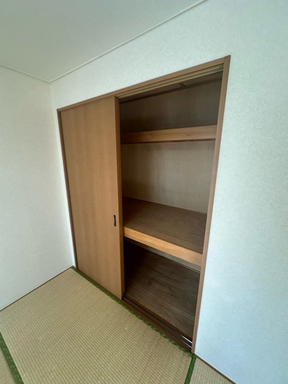 【収納】 | ライリッヒ・フーガ | 廊下にある収納スペースです！かさ張るお掃除用品などもキレイに収納できて便利☆