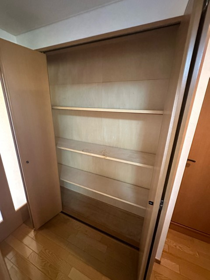 【玄関】 | ライリッヒ・フーガ | 玄関から室内への景観です！右手にトイレ、左手に洋室4.7帖のお部屋があります☆