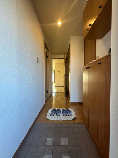 【設備】 | ライリッヒ・フーガ | 洗面所内、シャンプードレッサー横にある室内洗濯機置き場です♪防水パンが付いているので万が一の漏水にも安心です！