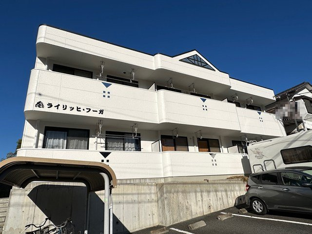 【外観】 | ライリッヒ・フーガ | 東急田園都市線「たまプラーザ」駅にアクセス可能な最寄りバス停まで徒歩3分！便利な立地の2階建てマンションです♪